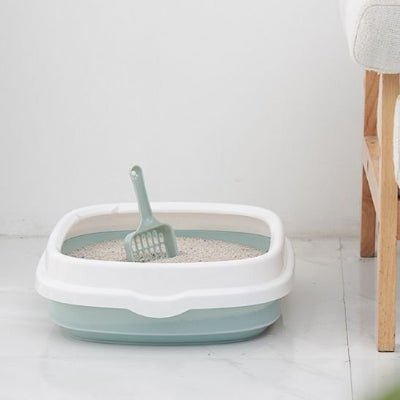 Bac à litière chat bleu avec pelle dans cuisine espace restreint cutycat