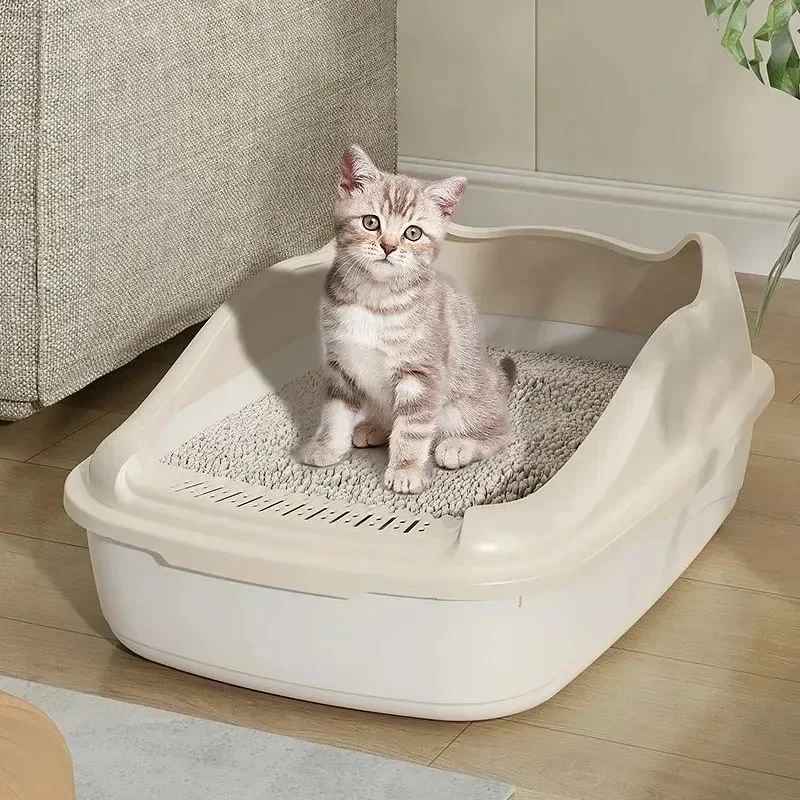chaton fait ses besoins en toute sécurité dans le bac à litière chat beige cutycat