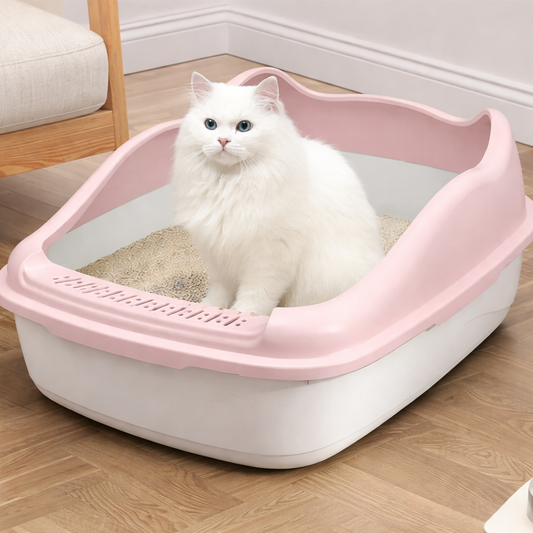 un chat fait ses besoins en toute sécurité dans le bac à litière chat rose cutycat