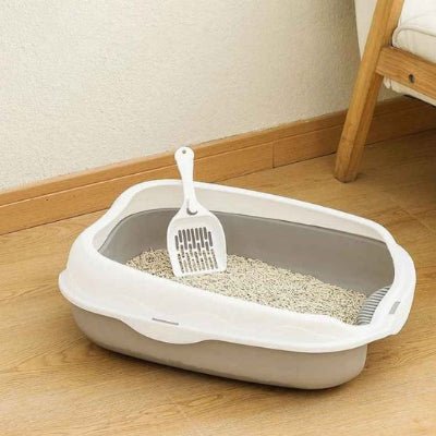 bac litière chat gris avec pelle dans beau décor