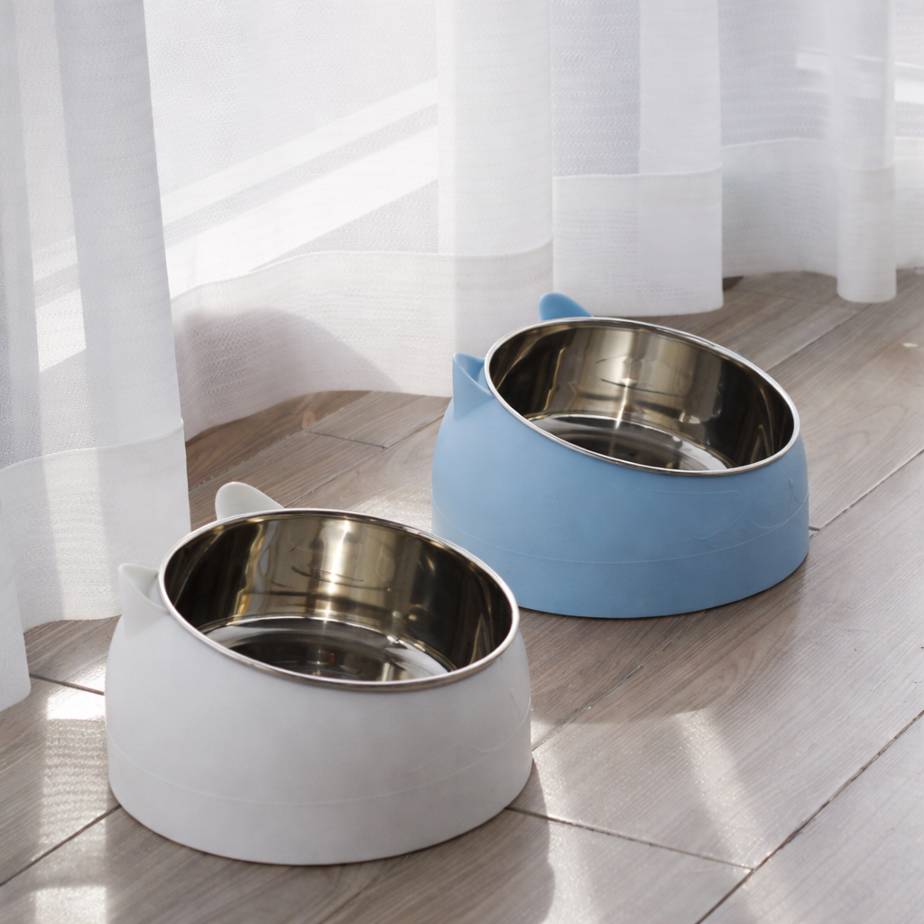 gamelle chat duo blanc et bleu sur le plancher du salon cuty cat