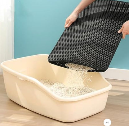 un homme réutilise et vide les grains de litière capturés dans le tapis chat litière  dans le bac litière chat